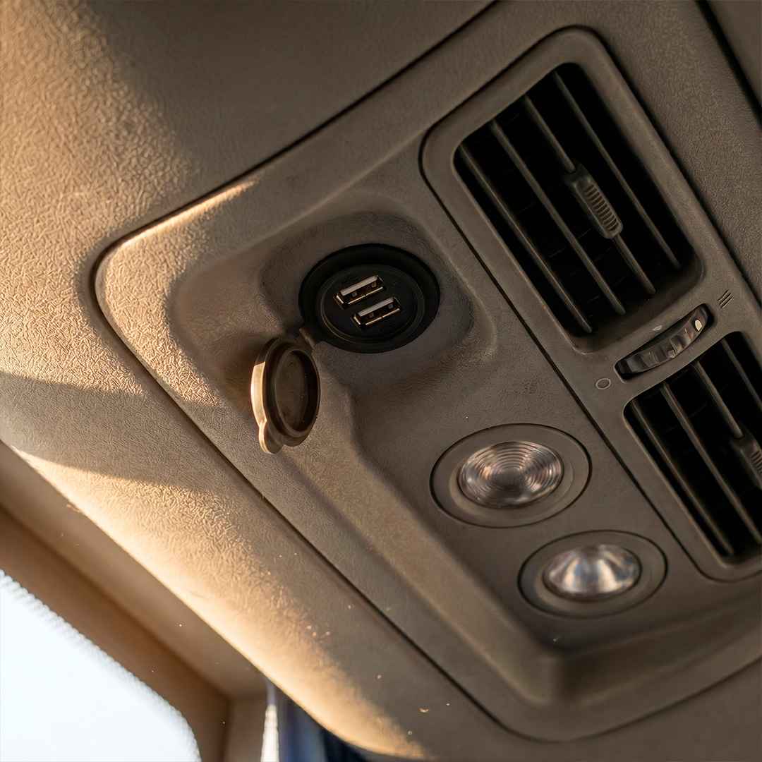 Accesorios tecnológicos para buses: por qué incluir cargadores USB 
